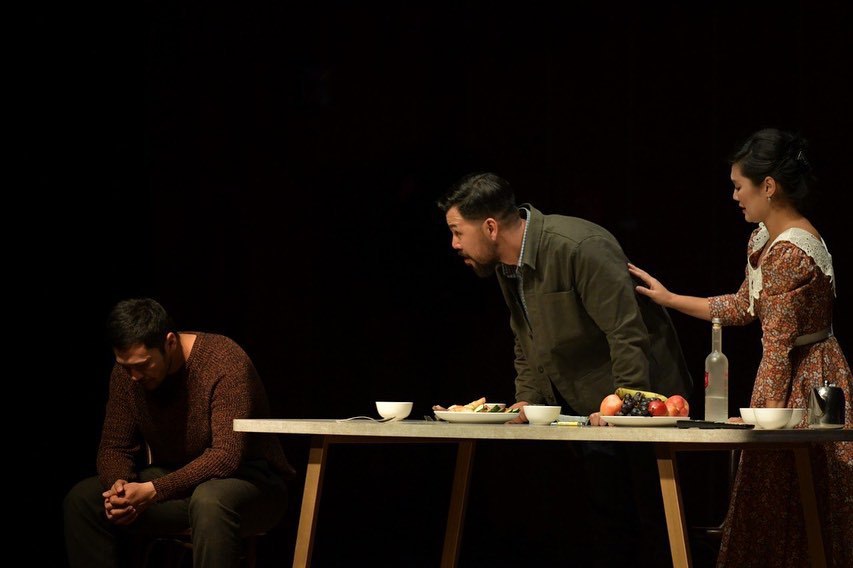 Қойылымнан көрініс. Дереккөз: ŞAM театры