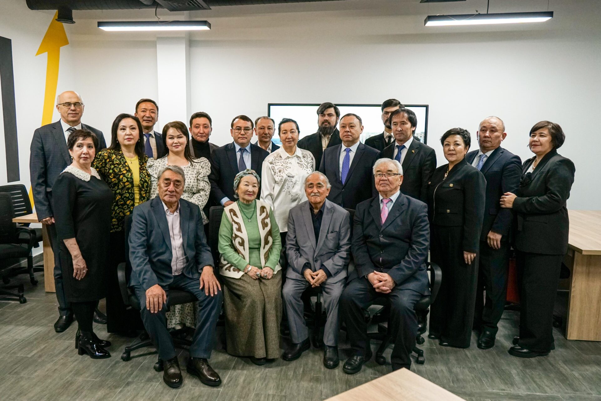 Kitaphananıñ aşıluına kelgen köpşilik. Foto: OKJ