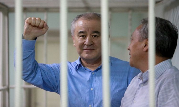 Bishkekte oppozisiyalyq sayasatker Tekebaev advokatynyng ýiine shabuyl jasaldy
